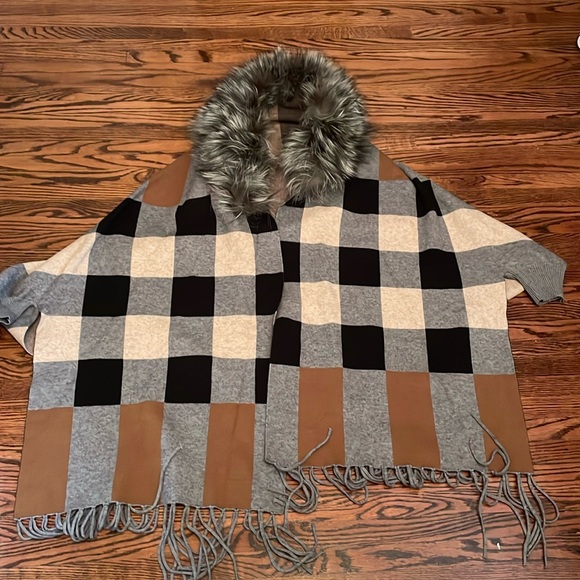 New Women’s cashmere blend cape with detachable fur collar. Belle Fare brand. - Picture 2 of 9